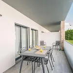 With Pool Terrace 800m To Ferry