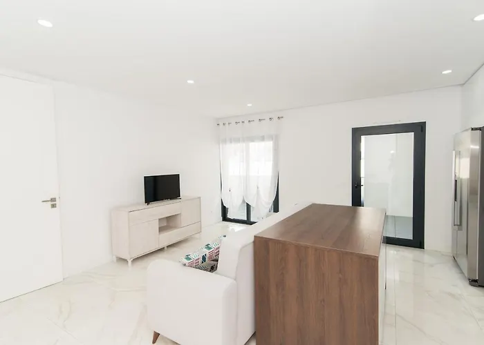 With Pool Terrace 800m To Ferry *