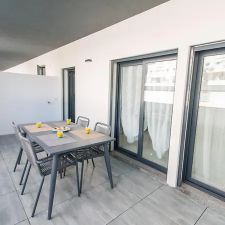 With Pool Terrace 800m To Ferry Apartamento